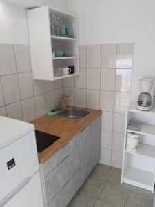 Kuchyň nebo kuchyňský kout v ubytování Apartment in Omiš with sea view, terrace, Wi-Fi (161-2)