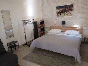 Postel nebo postele na pokoji v ubytování Apartment in Omiš with sea view, terrace, Wi-Fi (161-2)