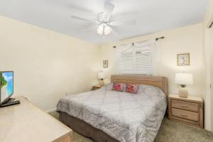 1 dormitorio con 1 cama y ventilador de techo en Villa Catalina Isles - Holidays in Paradise, en Cabo Coral