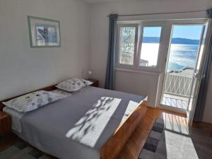 Posteľ alebo postele v izbe v ubytovaní Apartment in Omiš with sea view, balcony, air conditioning, Wi-Fi (161-4)
