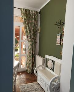a childs room with green walls and a window at Casa Lucia in Dămuc