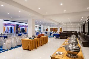 un gran salón de banquetes con mesas y sillas en OCCASION LUXURY ROOMS AND BANQUET en Pune