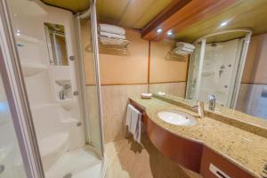 Koupelna v ubytování Nile Cruise King Tut + 29 fotografií