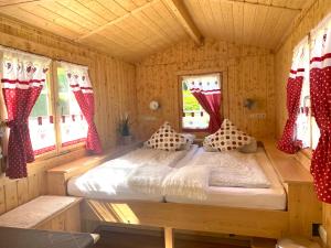ein Schlafzimmer mit einem Bett in einem Holzhaus in der Unterkunft Annis- Romantikhäuschen in Königstein an der Elbe