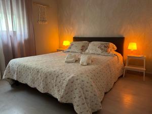 una camera con un letto con due cuscini sopra di Dom Ruas a Peso da Régua