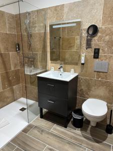 Vannituba majutusasutuses Logis Hôtel Au Vieux Morvan "récemment rénové", au cœur de la Bourgogne, Piscine & Spa