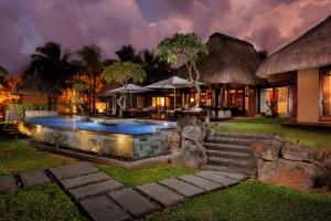 Bazén v ubytování Shanti Maurice Resort & Spa nebo v jeho okolí