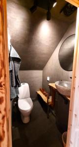 Cozy Cabin Styled Loft في كيرونا: حمام مع مرحاض ومغسلة