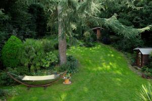 a hammock in the middle of a yard at Le nid du massereau in Bouguenais