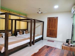 une chambre avec deux lits superposés et une fenêtre dans l'établissement SAHAY VILLA RESORT, à Durbate