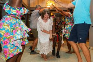 Uma noiva a descer a pista de dança num casamento em Hotel L'Archipel em Baie Sainte Anne mais 37 fotografias