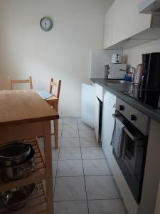 Η κουζίνα ή μικρή κουζίνα στο Ferienwohnung Lützowstrasse 2