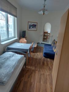 um quarto com duas camas e um sofá em Ferienwohnung Lützowstrasse 2 em Lübeck