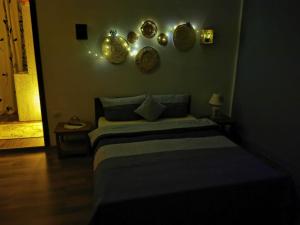 a bedroom with a bed and plates on the wall at Casa Lucia in Dămuc