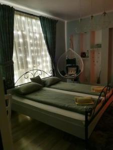 - une chambre avec un lit avec un miroir et une fenêtre dans l'établissement Casa Lucia, à Dămuc