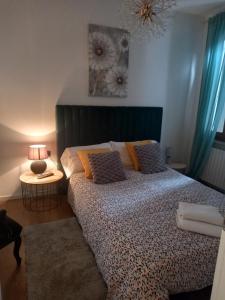 una camera con letto e tavolo con lampada di Arena in fiera a Verona