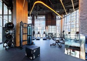 um ginásio com equipamento cardiovascular numa grande sala com janelas em NEW Studio! With Epic Amenities 8 min to DubaiMall em Dubai
