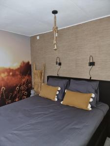 - une chambre avec un lit bleu et 2 oreillers dans l'établissement Logeren bij Sabine en JW, à Beekbergen