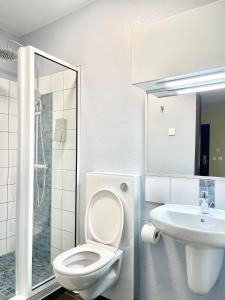 een witte badkamer met een toilet en een wastafel bij L'Eskale Guyane in Montjoly
