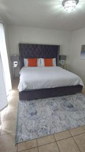 een slaapkamer met een groot bed met oranje kussens erop bij Luxury living in 2 beds 2 baths near Fort Cavazos in Killeen