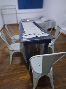 una mesa y sillas con un libro encima en CAFOFO en Paso de los Libres