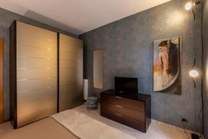 sypialnia z komodą i obrazem na ścianie w obiekcie Rome Elements Apartment w Rzymie