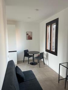 uma sala de estar com um sofá e uma mesa em Ambra House em Trezzano sul Naviglio