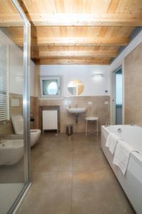 RESIDENZA IL GALLO IN RIVA AL LAGO في Toline: حمام مع حوض ومغسلة
