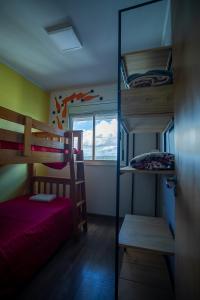 a room with two bunk beds and a window at WineAP - Pensando em Vinhos in Bento Gonçalves