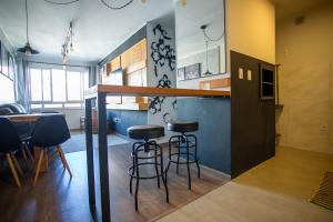 uma cozinha com bancos num bar num quarto em WineAP - Pensando em Vinhos em Bento Gonçalves