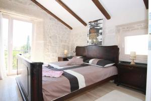 - une chambre avec un grand lit dans une pièce dotée de fenêtres dans l'établissement Casa Ladonia, à Poreč