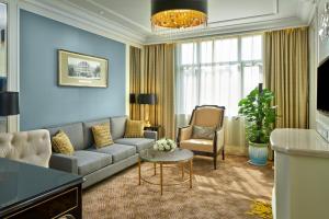 uma sala de estar com um sofá e uma mesa em Crowne Plaza Zhengzhou, an IHG Hotel em Zhengzhou