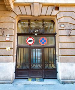 een deur naar een gebouw met borden erop bij Budapest Holidays OPERArt in Boedapest