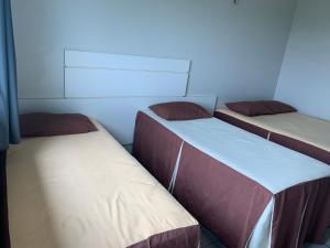 Łóżko lub łóżka w pokoju w obiekcie Pousada Alvorada