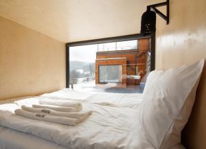 Postel nebo postele na pokoji v ubytování Apartamenty Szuflandia z sauną, jacuzzi, przy stoku narciarskim + 37 fotografií