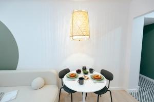 einen kleinen weißen Tisch mit zwei Teller Essen drauf. in der Unterkunft Puławska 11 -Prywatny apartament 4 osobowy w centrum Warszawy - Better Rental in Warschau