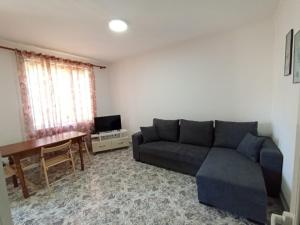 ein Wohnzimmer mit einem Sofa und einem Tisch in der Unterkunft RINA'S Apartment in Berat