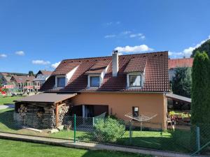 una casa con techo de baldosa en Rekreační domek Pod Lipou en Škrdlovice