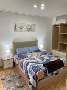 1 dormitorio con 1 cama con un edredón colorido en PARRA HOME y garaje, Algemesi Home, en Algemesí