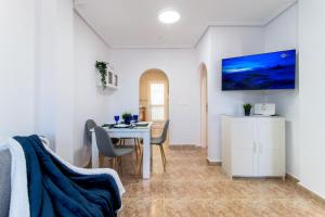 a dining room with a table and chairs at Espanatour CINUELICA III in Orihuela Costa
