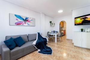 a living room with a couch and a table at Espanatour CINUELICA III in Orihuela Costa