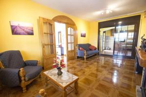 ein Wohnzimmer mit 2 Sofas und einem Tisch in der Unterkunft Catalunya Casas Private pool with access to BCN and Costa Brava! in Sils