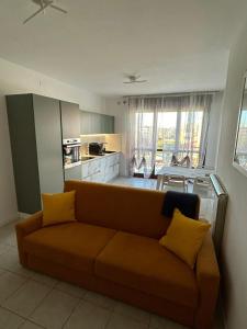sala de estar con sofá y cocina en Ca'Vio Beach & Pool, en Cavallino-Treporti