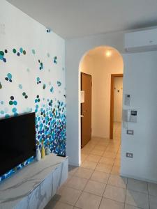 sala de estar con TV y pared con burbujas en Ca'Vio Beach & Pool, en Cavallino-Treporti