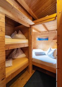two bunk beds in a wooden cabin at Blockhütte Tirol in Ried im Oberinntal