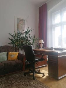 - un salon avec un bureau et une chaise dans l'établissement Valentinka Minutes away from Charles Bridge, à Prague