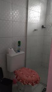 bagno bianco con servizi igienici e doccia di Equilibra Soul a Caraguatatuba