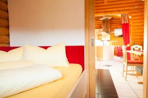 um quarto com uma cama branca e uma cozinha em Apartment Luxus em Ried im Oberinntal