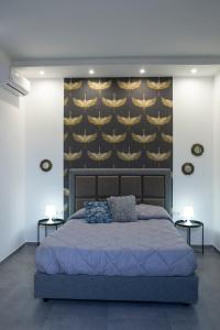 ナポリにあるNapoli Skyportのベッドルーム1室(大型ベッド1台、サイドテーブル2台付)