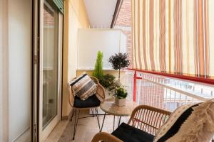 balkon ze stołem i krzesłami oraz oknem w obiekcie Rome Elements Apartment w Rzymie